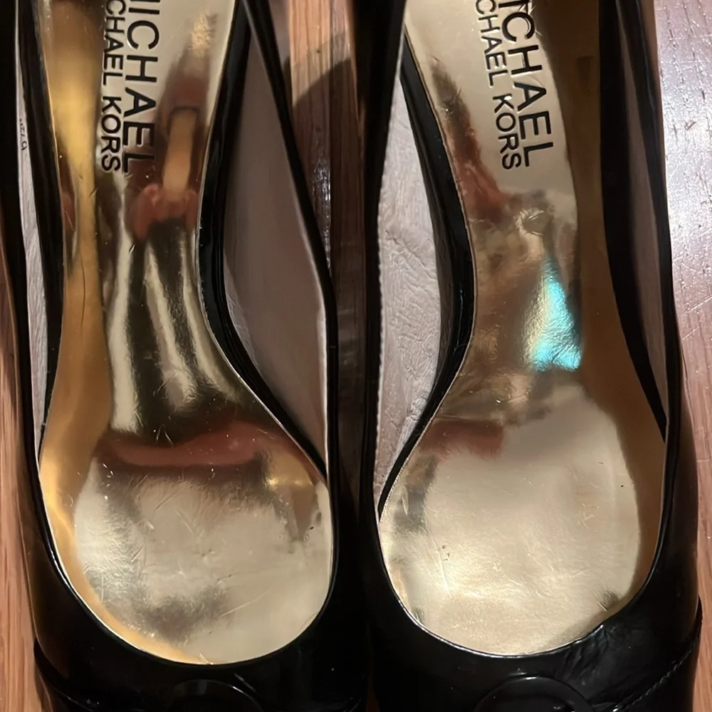 Michael Kor Black Logo Shoes 2.5 inch heel rounded toe - Picture 3 of 15